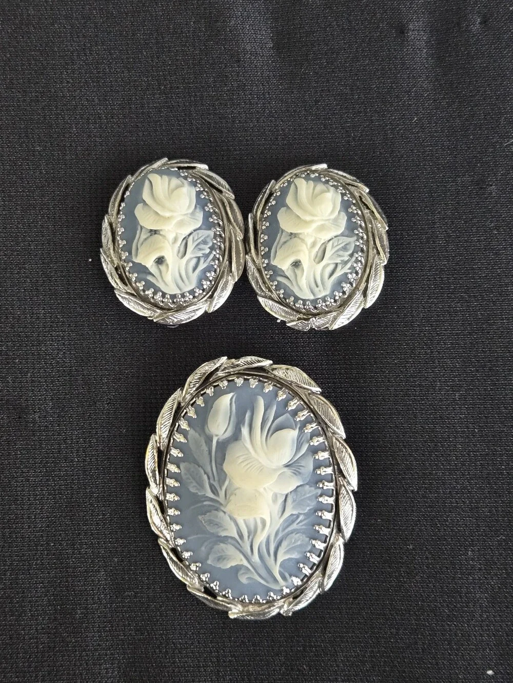 VTG 1960s Whiting & Davis Blue White Silver Floral Cameo & Earring Parure Set